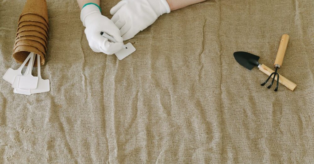 コンポスト作りのコツと注意点を守って虫や臭いを防ぐための対策を示すイラスト